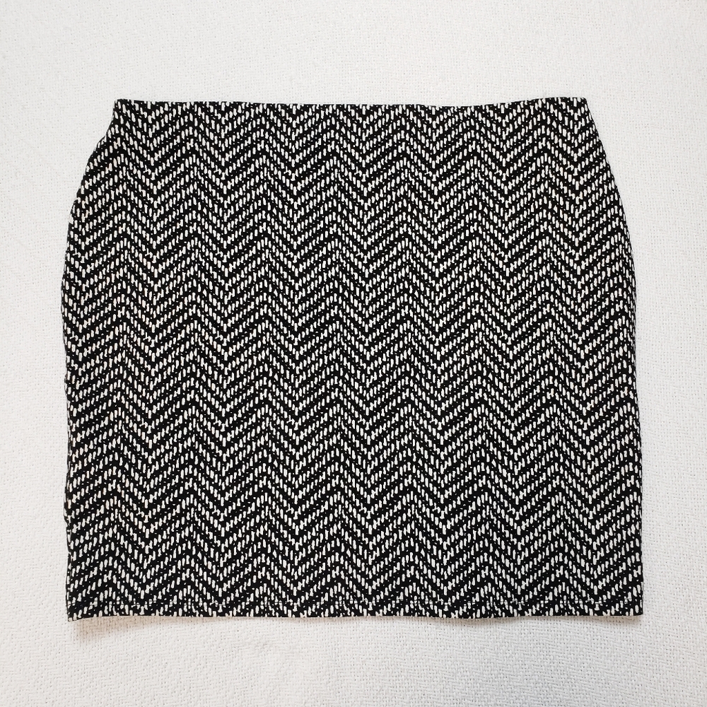 Old Navy black & white herringbone pencil skirt